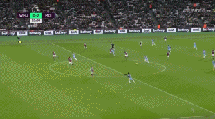 53岁齐达内夜游上海，与大妈踢毽子几分钟融入氛围，展现顶级球商