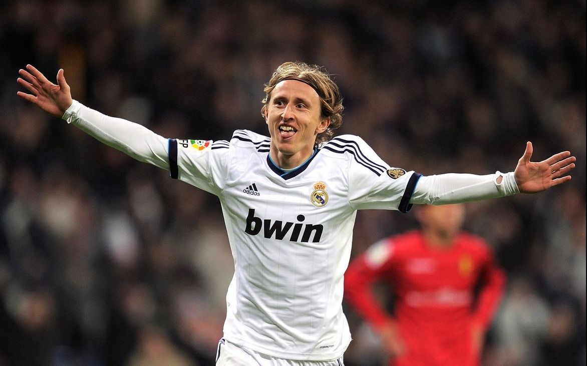 纽卡斯尔新援前锋表现不佳，转会费花销巨大，球队成绩欠佳。